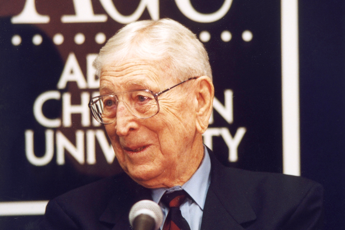 Former UCLA coaching icon John Wooden during a press conference on his 2000 visit to ACU.